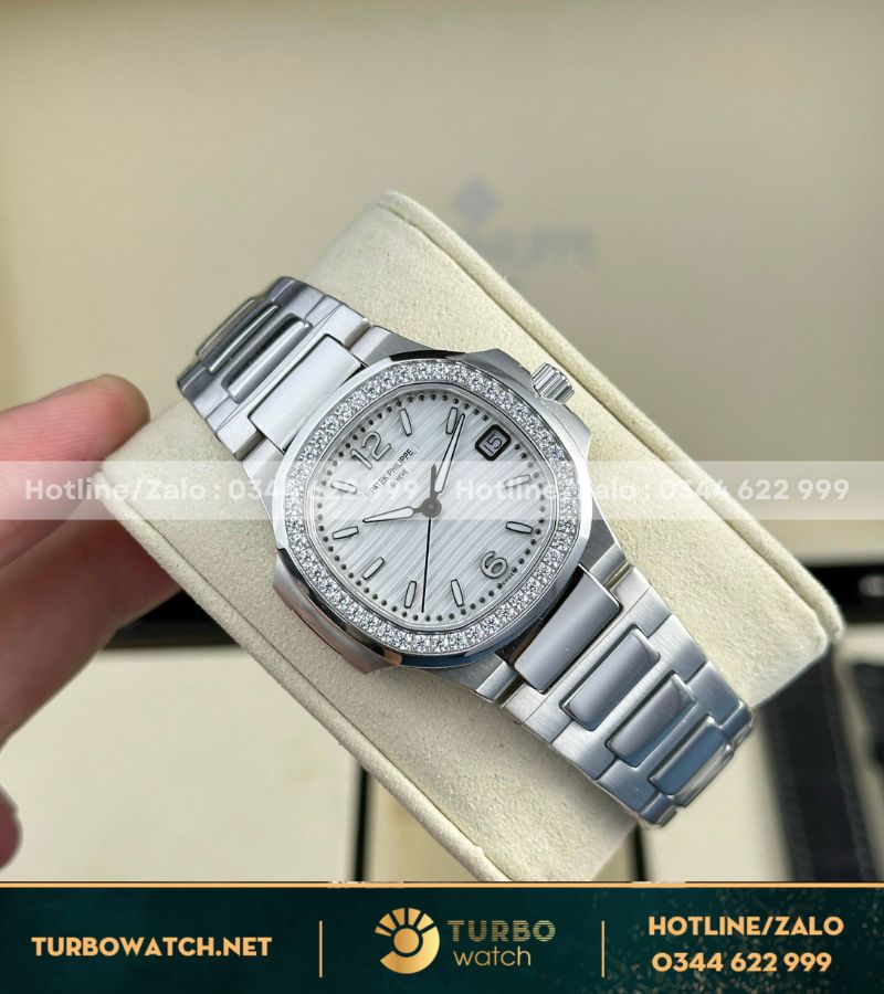 Đồng hồ Patek Philippe Nautilus 7010 vàng trắng viền kim cương