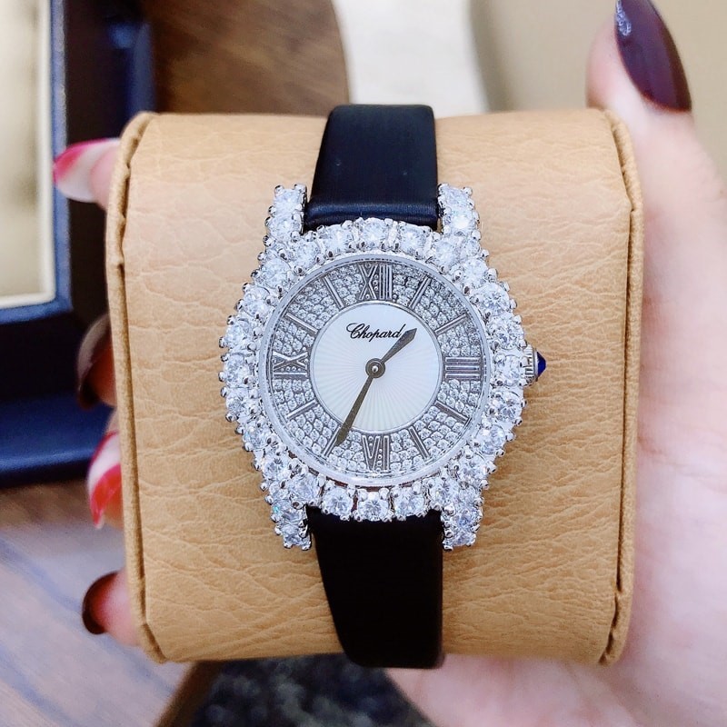 Chiếc đồng hồ đắt giá được phủ đầy kim cương của Diệp Lâm Anh