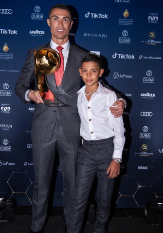 Con trai của Ronaldo với chiếc đồng hồ hơn 11 tỷ trên tay