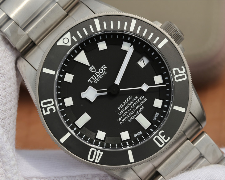 Đánh giá đồng hồ Tudor Pelagos Titanium Super Fake với bộ máy fake ETA 2824