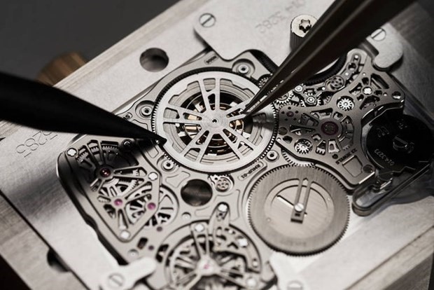Cận cảnh cỗ máy mà siêu đồng hồ mỏng nhất thế giới sở hữu