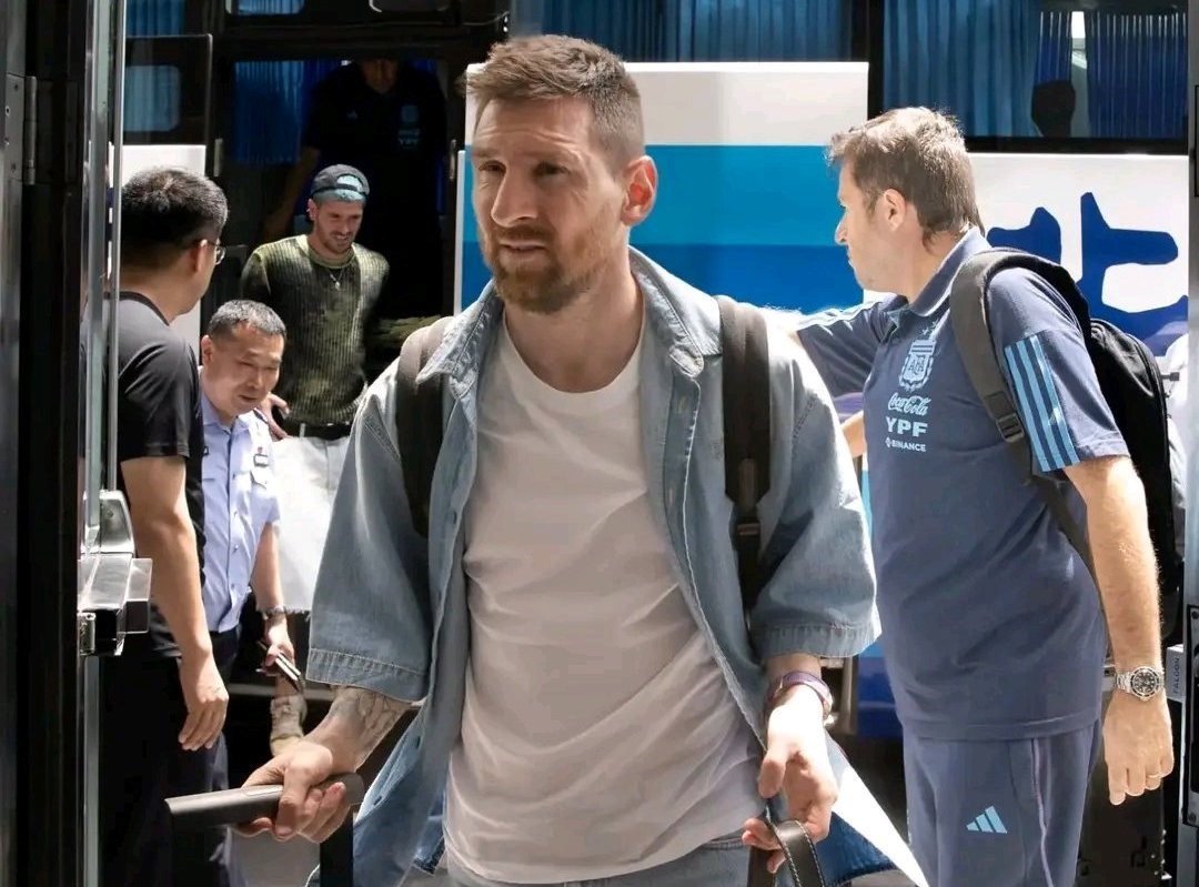 Messi và chiếc đồng hồ màu tím trên tay khi đáp chuyên cơ tại Bắc Kinh,Trung Quốc