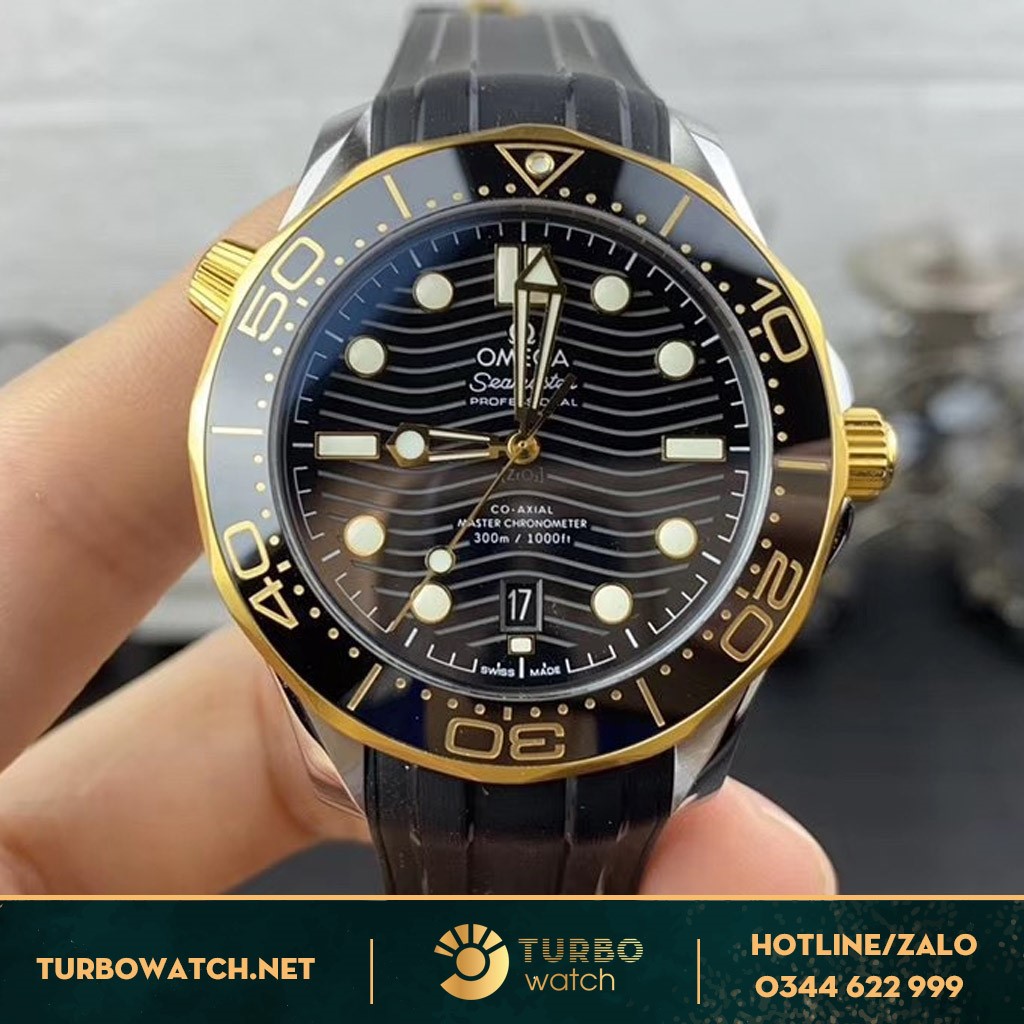 Đồng Hồ Omega Seamaster Diver 300M 42mm demi vàng vàng với thiết kế toát lên vẻ sang trọng,huyền bí và khoẻ khoắn