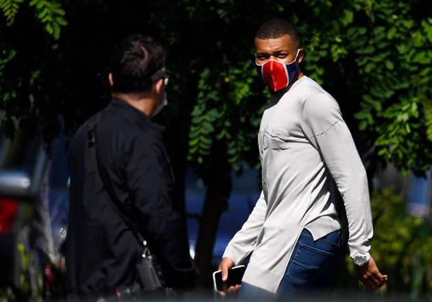 Mbappe chứng tỏ độ sang chảnh khi đeo đồng hồ Quý Tộc đến sân tập