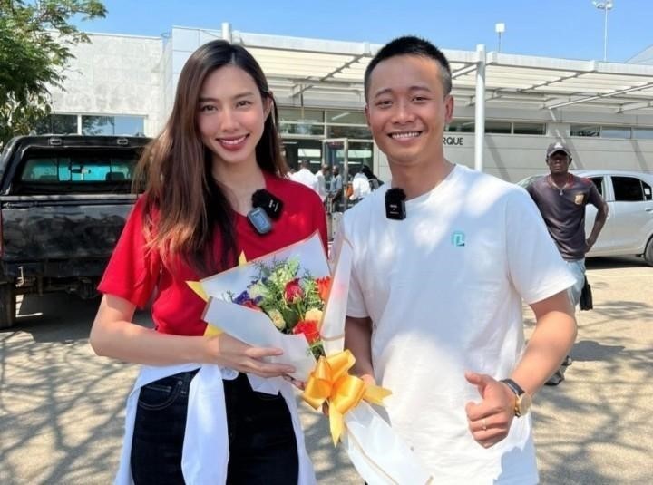 Quang Linh đeo đồng hồ gì khi ra sân bay đón Thùy Tiên?