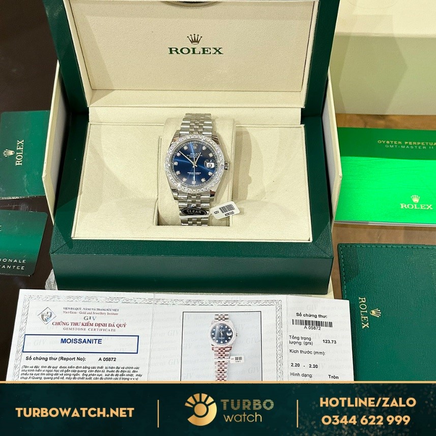 Mặt số màu xanh ấn tượng của đồng hồ Rolex replica